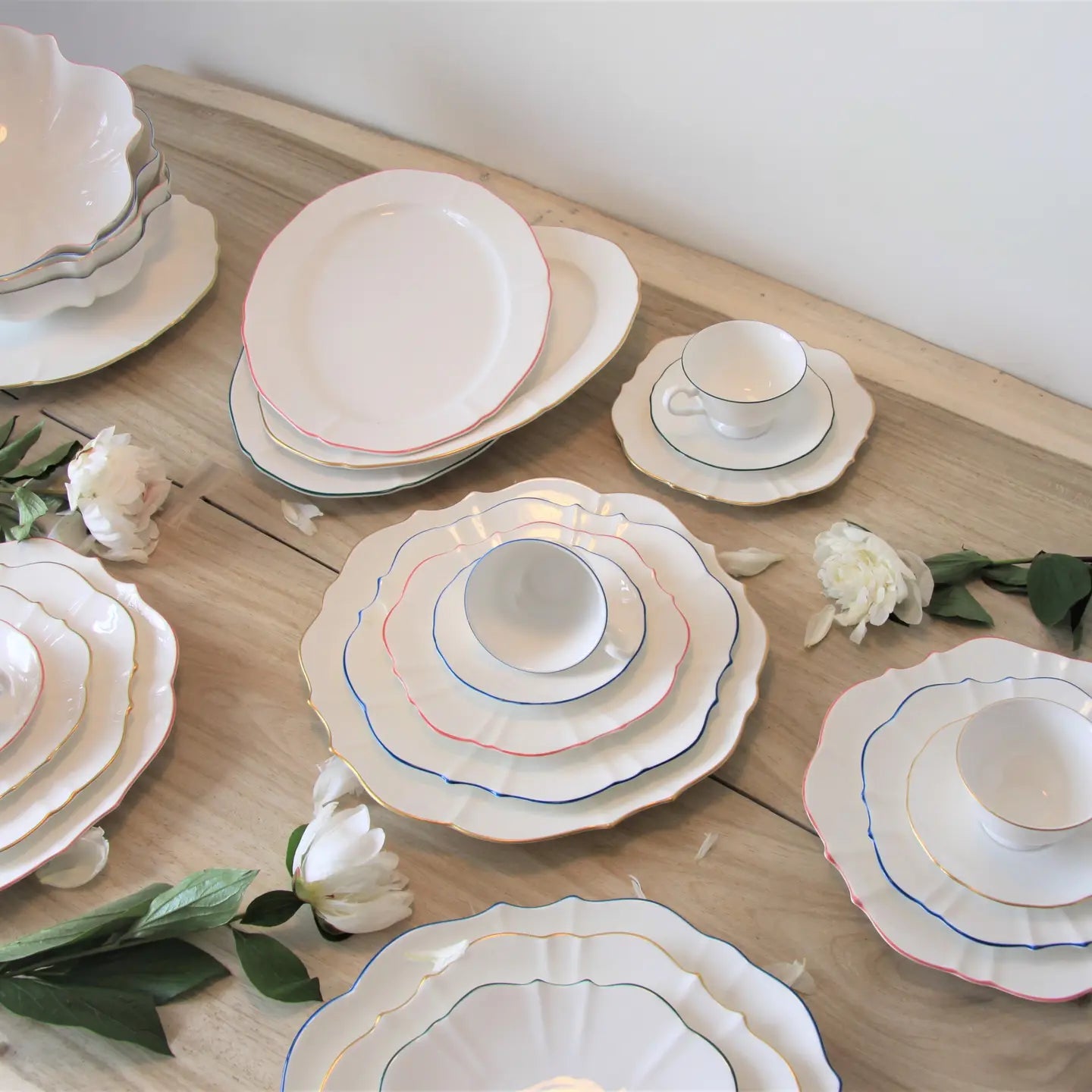 Fine Bone China Serving Bowl with hand-painted Roseate Rim